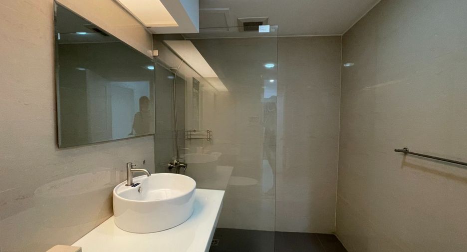 For rent 3 bedrooms condo in Khlong Toei, Bangkok