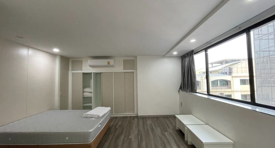For rent 3 bedrooms condo in Khlong Toei, Bangkok