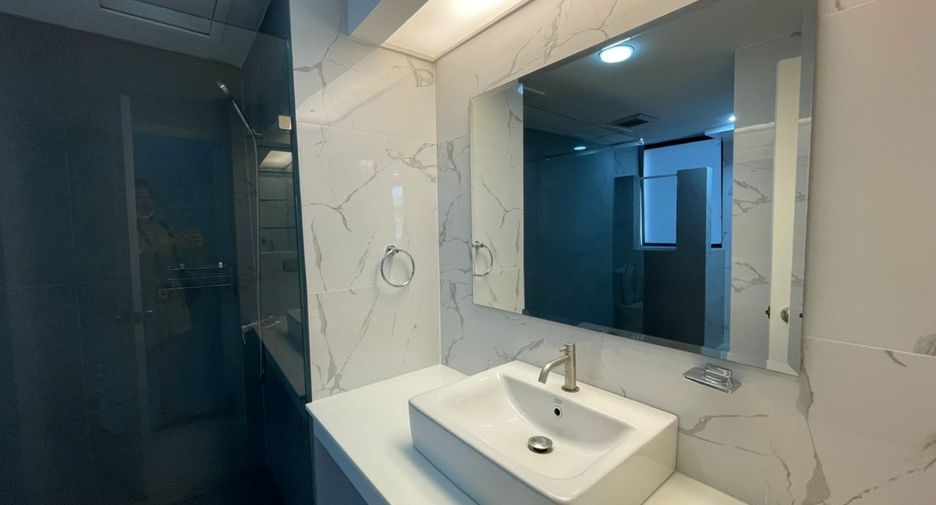 For rent 3 bedrooms condo in Khlong Toei, Bangkok