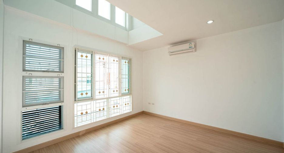 À vendre 2 chambres maison de ville à Khan Na Yao, Bangkok