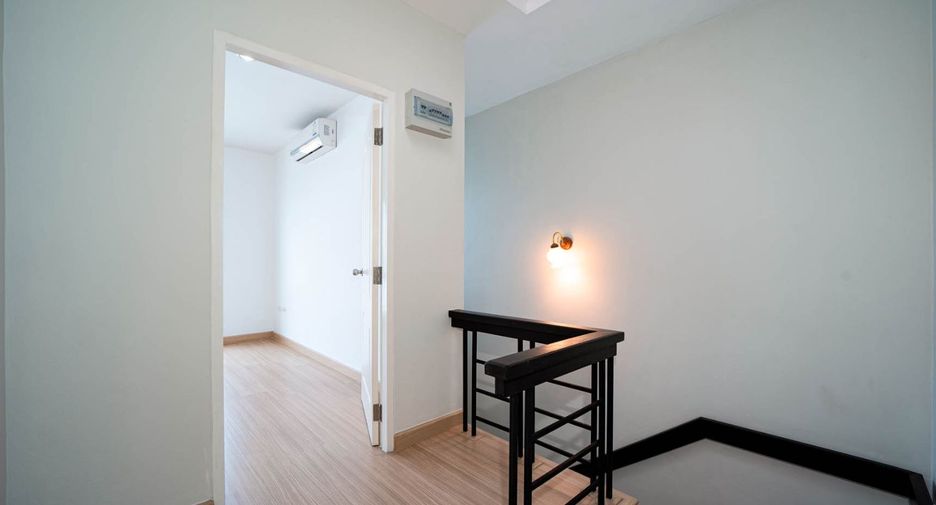 À vendre 2 chambres maison de ville à Khan Na Yao, Bangkok