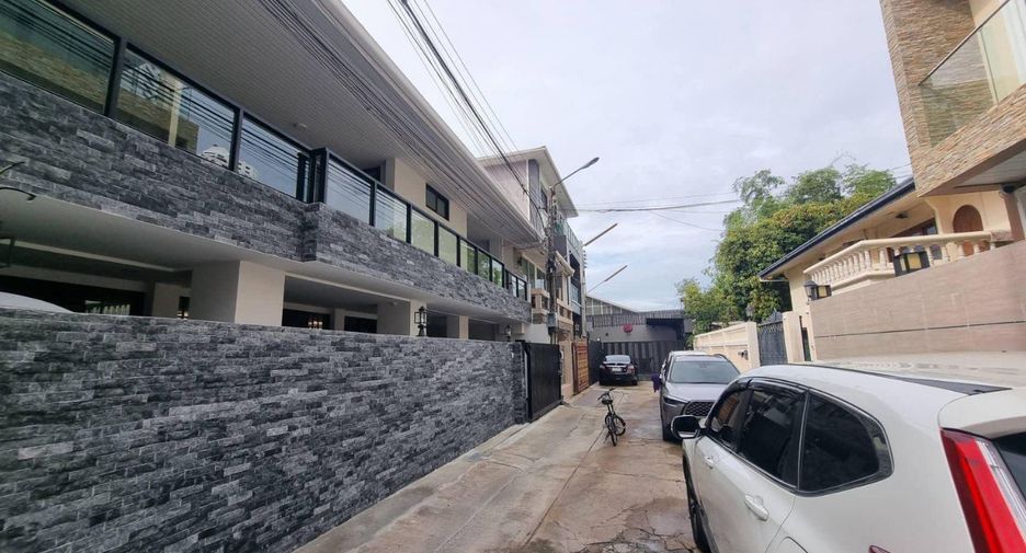 For rent 6 bedrooms townhouse in Khlong Toei, Bangkok