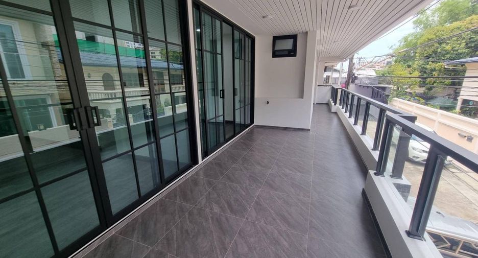 For rent 6 bedrooms townhouse in Khlong Toei, Bangkok