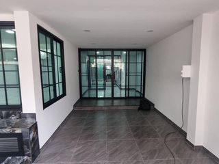 出租 6 卧室 联排别墅 在 Khlong Toei, 曼谷