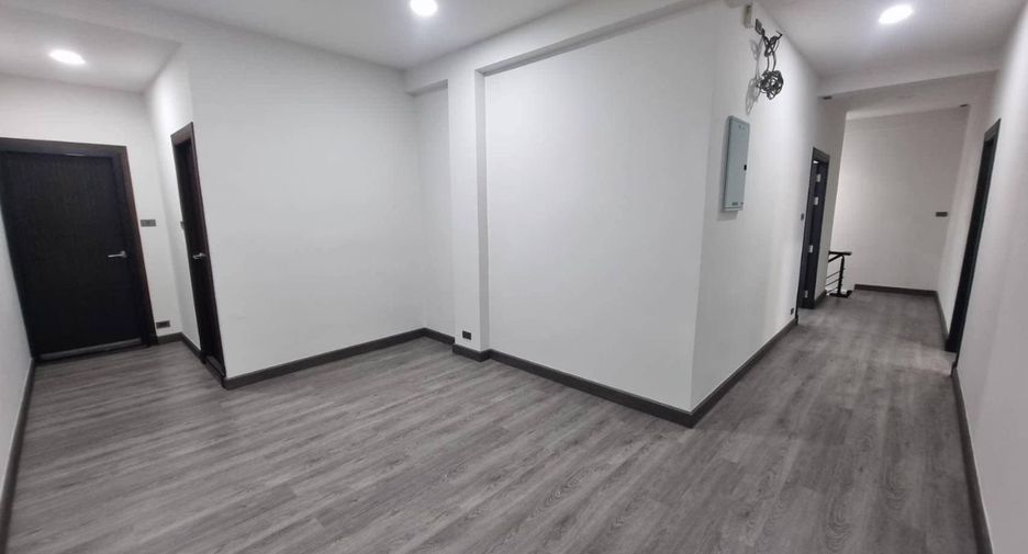 For rent 6 bedrooms townhouse in Khlong Toei, Bangkok