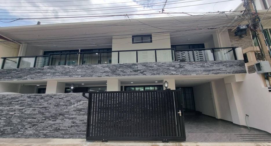 For rent 6 bedrooms townhouse in Khlong Toei, Bangkok