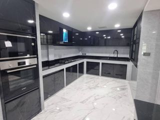 出租 6 卧室 联排别墅 在 Khlong Toei, 曼谷