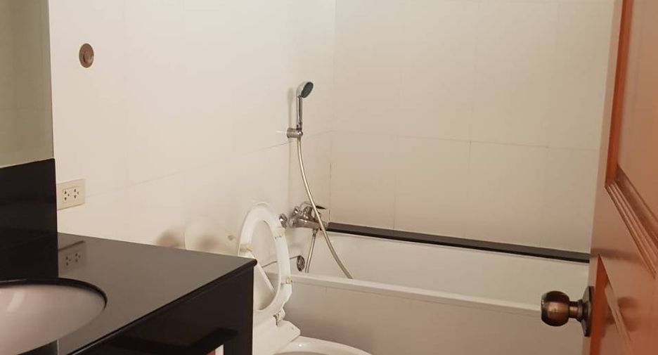 For rent 3 bedrooms condo in Khlong Toei, Bangkok