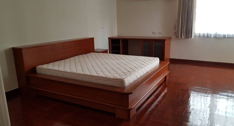 For rent 3 bedrooms condo in Khlong Toei, Bangkok