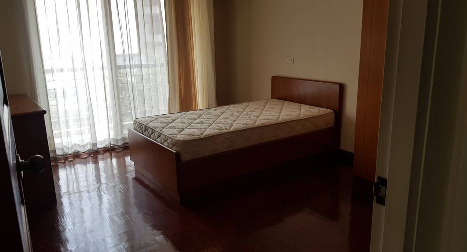 For rent 3 bedrooms condo in Khlong Toei, Bangkok