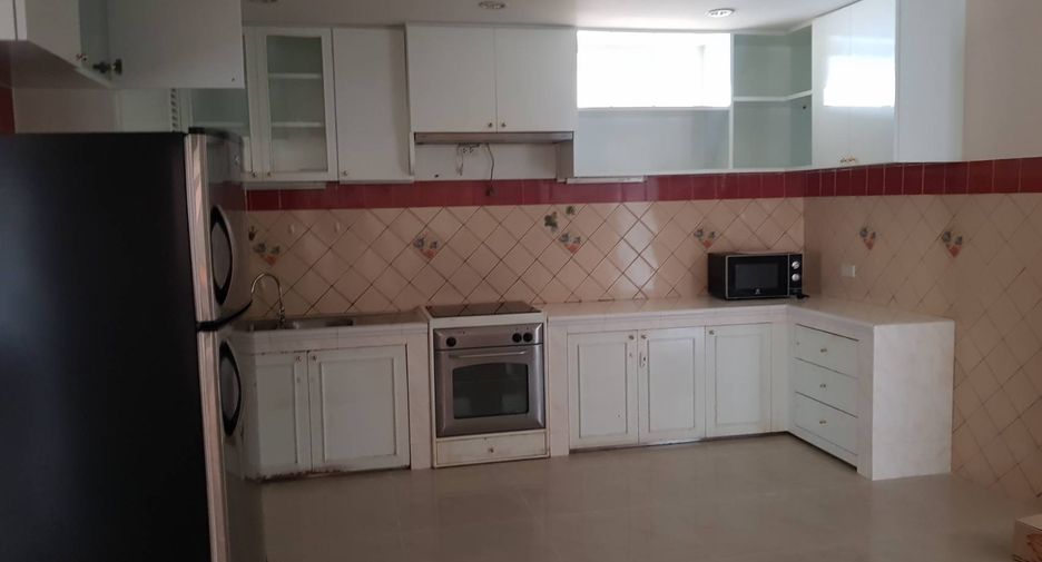 For rent 3 bedrooms condo in Khlong Toei, Bangkok