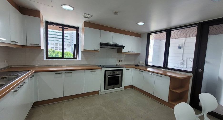 For rent 2 bedrooms apartment in Pathum Wan, Bangkok