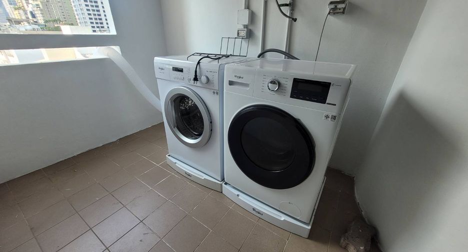 For rent 2 bedrooms apartment in Pathum Wan, Bangkok