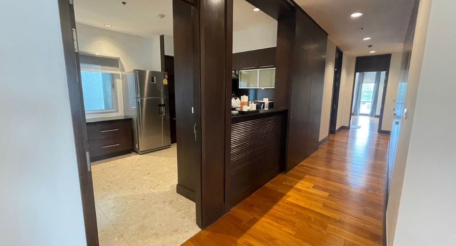For rent 4 bedrooms apartment in Pathum Wan, Bangkok