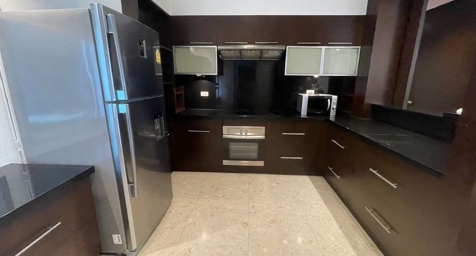 For rent 4 bedrooms apartment in Pathum Wan, Bangkok