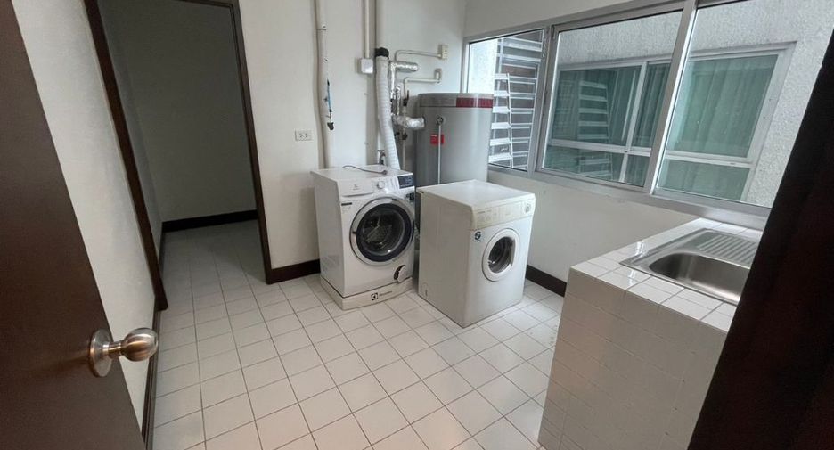 For rent 4 bedrooms apartment in Pathum Wan, Bangkok