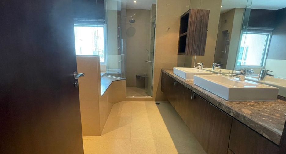 For rent 4 bedrooms apartment in Pathum Wan, Bangkok
