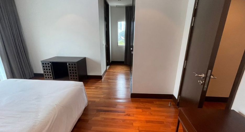 For rent 4 bedrooms apartment in Pathum Wan, Bangkok