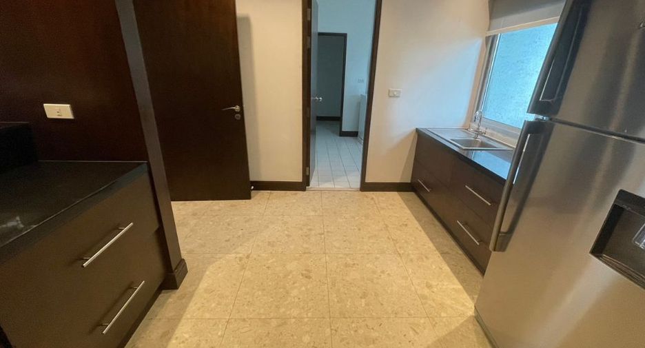For rent 4 bedrooms apartment in Pathum Wan, Bangkok