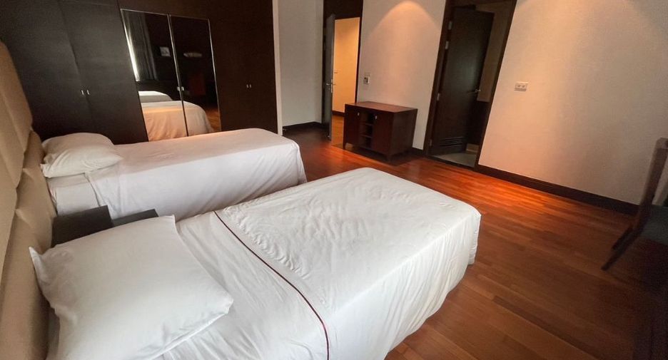 For rent 4 bedrooms apartment in Pathum Wan, Bangkok