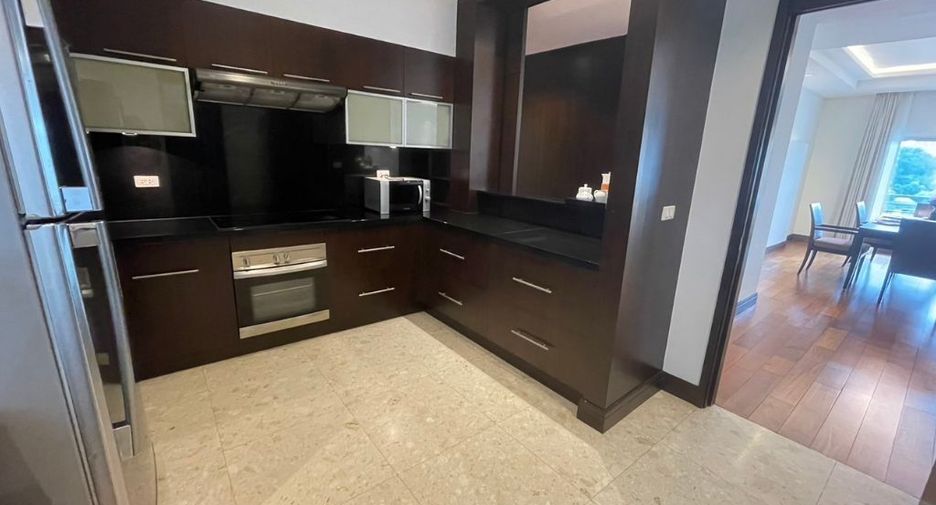 For rent 4 bedrooms apartment in Pathum Wan, Bangkok