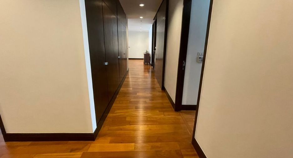 For rent 4 bedrooms apartment in Pathum Wan, Bangkok