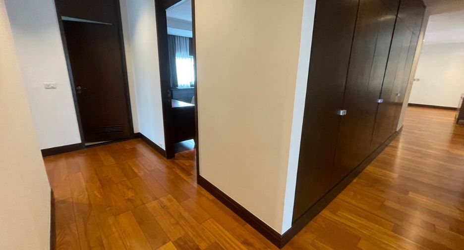 For rent 4 bedrooms apartment in Pathum Wan, Bangkok