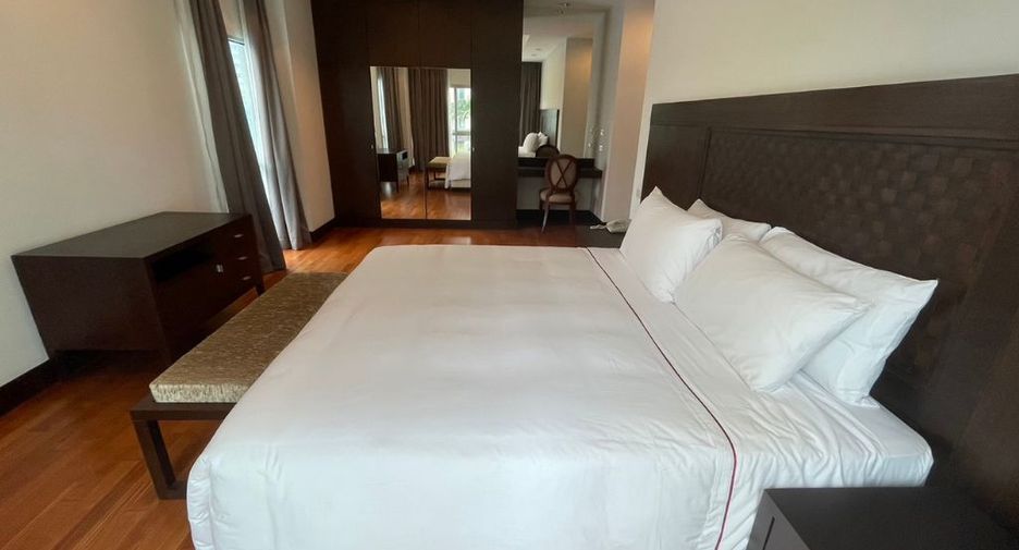 For rent 4 bedrooms apartment in Pathum Wan, Bangkok