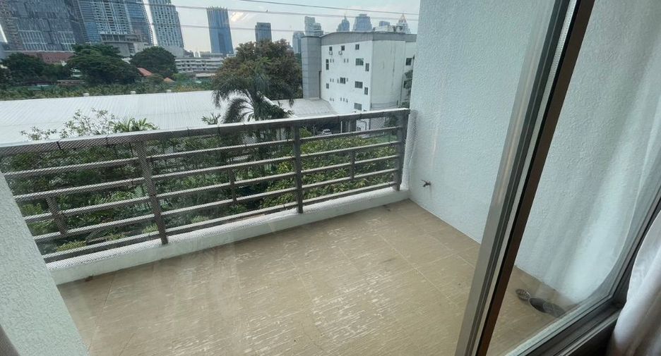 For rent 4 bedrooms apartment in Pathum Wan, Bangkok