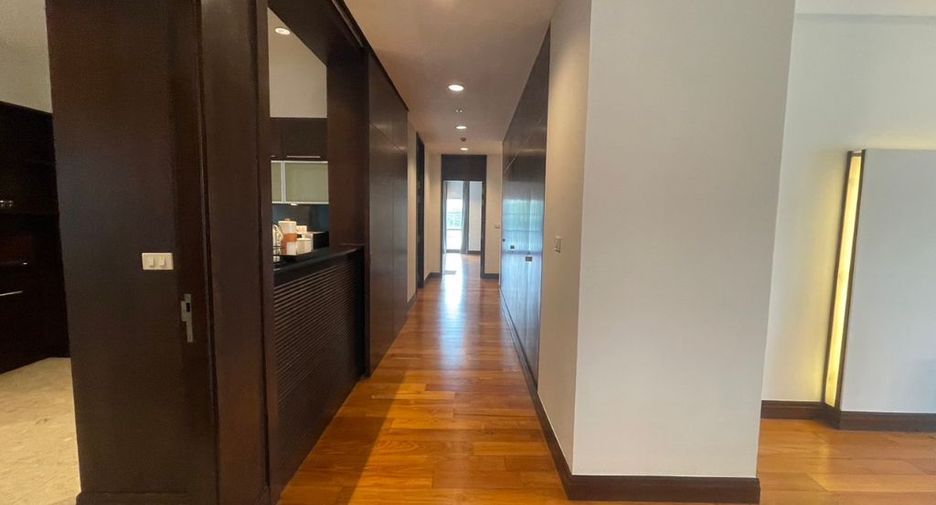 For rent 4 bedrooms apartment in Pathum Wan, Bangkok