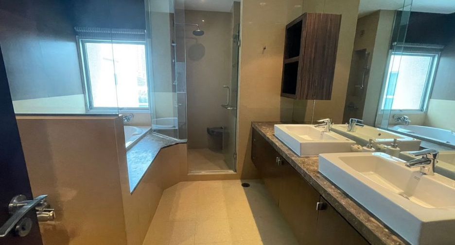 For rent 4 bedrooms apartment in Pathum Wan, Bangkok