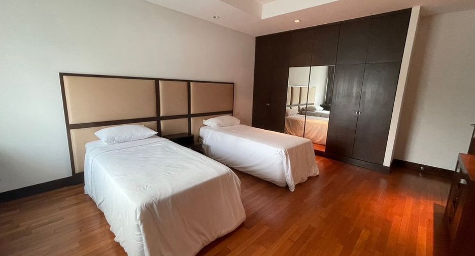 For rent 4 bedrooms apartment in Pathum Wan, Bangkok