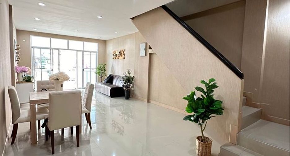 For rent そして for sale 4 Beds townhouse in Mueang Chiang Mai, Chiang Mai