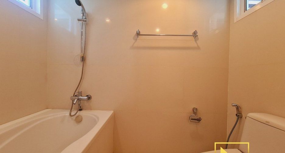 For rent 2 bedrooms apartment in Pathum Wan, Bangkok