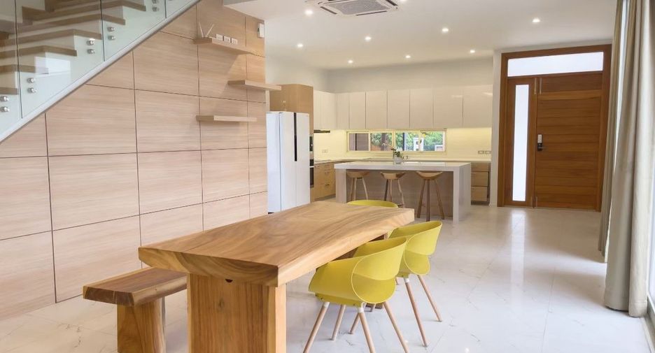 For rent 4 bedrooms house in San Kamphaeng, Chiang Mai