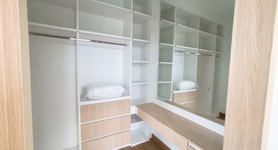 For rent 4 bedrooms house in San Kamphaeng, Chiang Mai