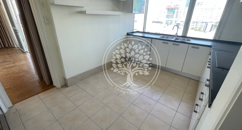 For rent 4 bedrooms condo in Watthana, Bangkok