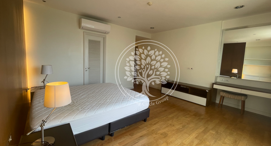 For rent 4 bedrooms condo in Watthana, Bangkok