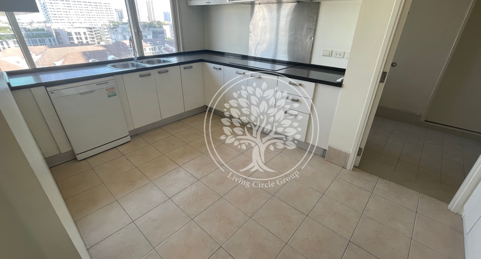 For rent 4 bedrooms condo in Watthana, Bangkok