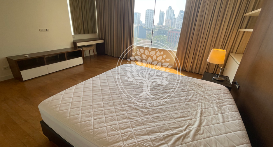For rent 4 bedrooms condo in Watthana, Bangkok