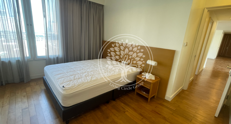 For rent 4 bedrooms condo in Watthana, Bangkok