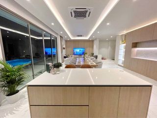 For rent 4 bedrooms villa in Mueang Phuket, Phuket