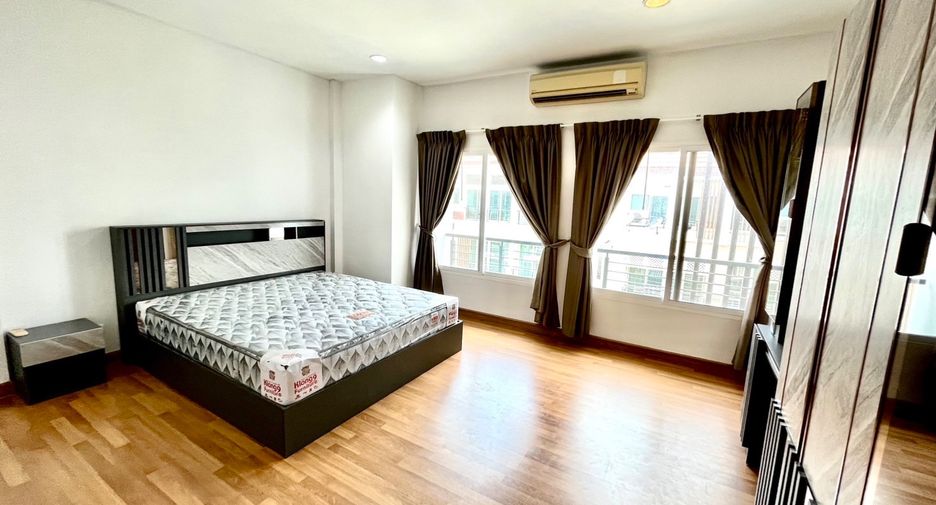 For rent 4 Beds house in Wang Thonglang, Bangkok