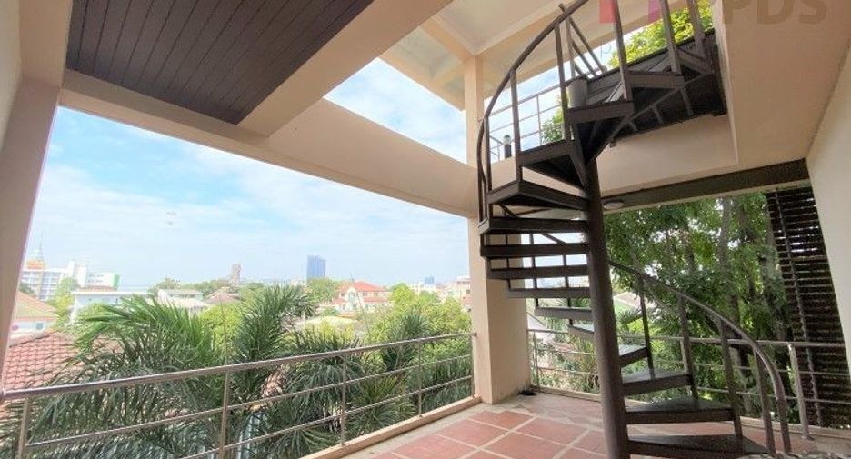 Haus zum Kauf mit 5 Zimmer in Phra Khanong, Bangkok