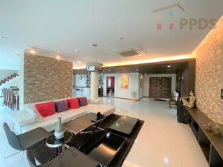 For sale 5 ベッドルーム house in Phra Khanong, Bangkok