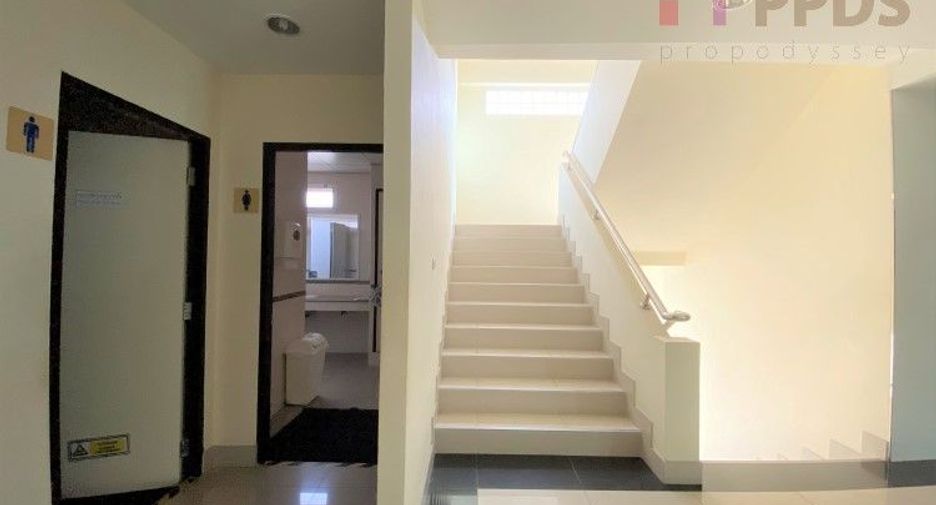 Haus zum Kauf mit 5 Zimmer in Phra Khanong, Bangkok