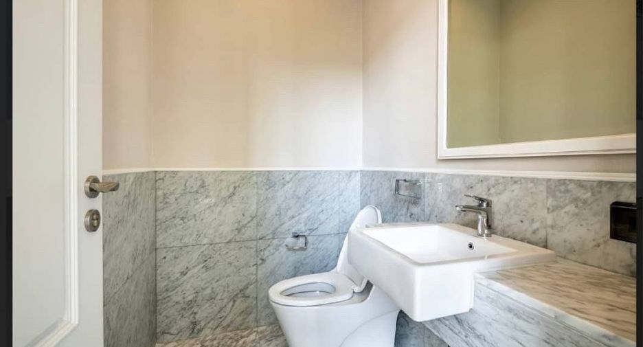 For sale 3 ベッドルーム house in Watthana, Bangkok