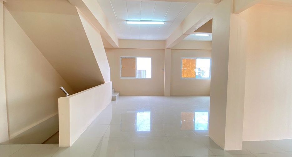 Gewerbefläche zum Kauf mit 3 Zimmer in Si Racha, Chonburi