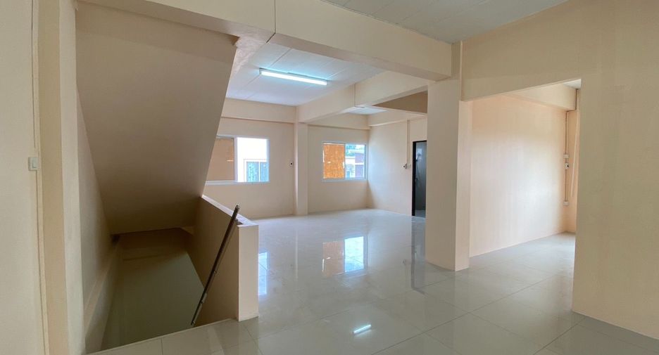 Gewerbefläche zum Kauf mit 3 Zimmer in Si Racha, Chonburi