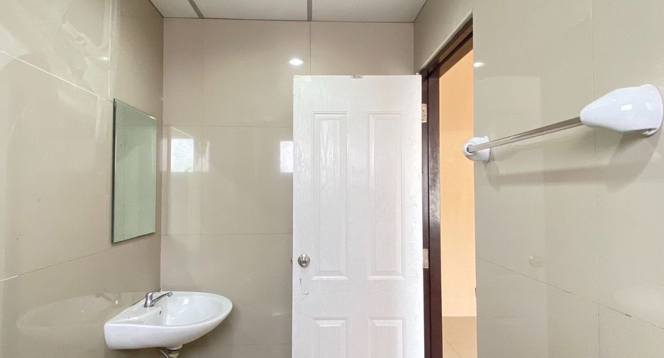 Gewerbefläche zum Kauf mit 3 Zimmer in Si Racha, Chonburi